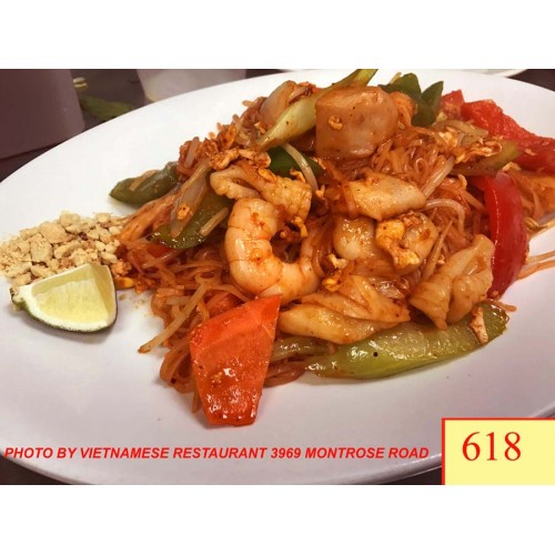 618. PAD THÁI ĐỒ BIỂN - THAI STYLE STIR FRIED WITH RICE NOODLES, ASSORTED SEAFOOD, TOFU, EGG & MIXED VEGETABLES